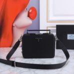Prada camera bag/suitable for both men and women.168212