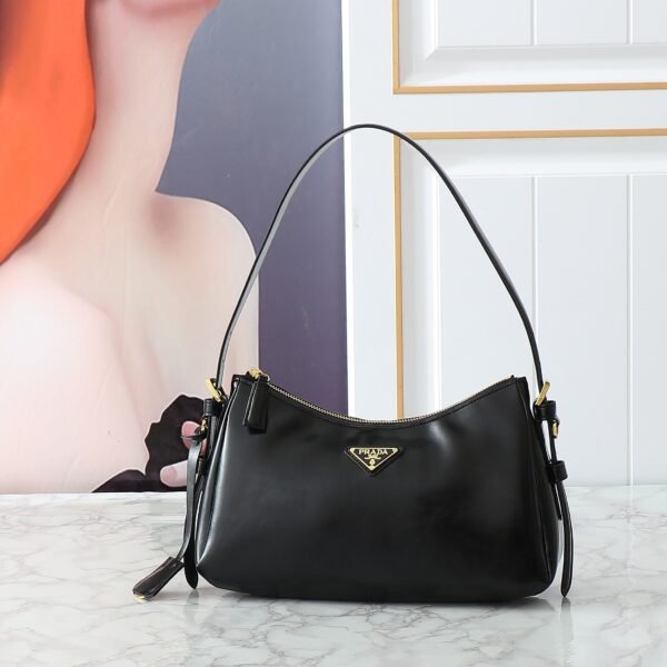 Prada shoulder bag / Stylish and elegant-168206