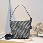 Dior Star bucket bag / can be carried by hand, on the shoulder, or across the body-168138