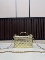 CHANEL handbag with large diamond quilted cowhide design.-168103 - 图片 3