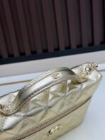 CHANEL handbag with large diamond quilted cowhide design.-168103 - 图片 6