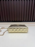 CHANEL handbag with large diamond quilted cowhide design.-168103 - 图片 4