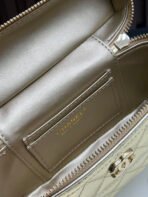 CHANEL handbag with large diamond quilted cowhide design.-168103 - 图片 8